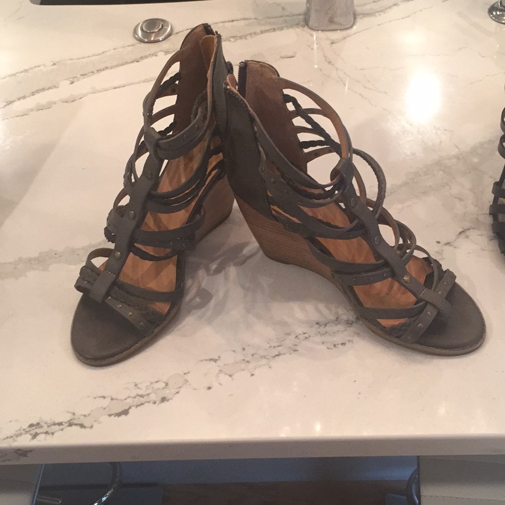 Strapped wedges